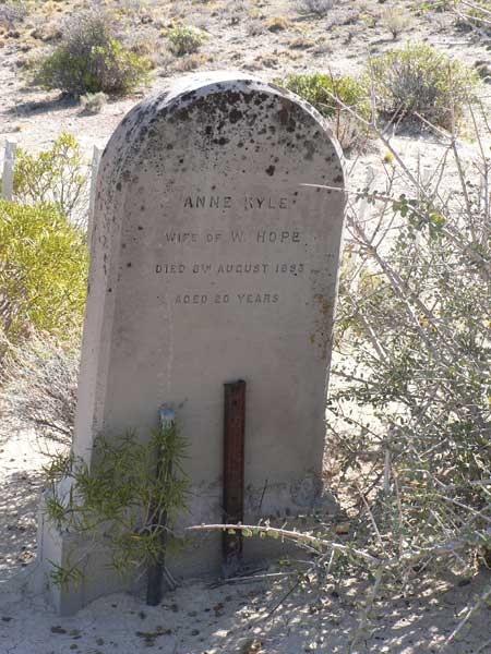 lapida-ana-de-la-colmena.jpg